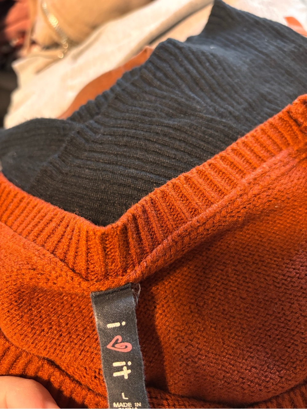 Sweater size large - Picture 4 of 4